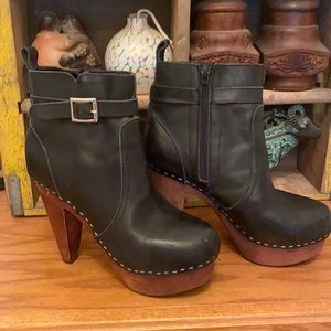 N.Y.L.A boots in great shape leather size 6 clog